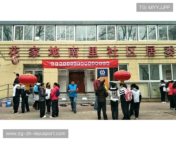 足球俱乐部在赛季宣传中侧重社区互动与公益形象塑造，足球俱乐部宣传海报